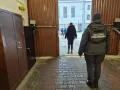 Strażniczka Służby Więziennej obserwuje wyjście na wolność. Nowy początek, nowe życie po wyjściu z więzienia.