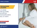 Kobieta w białej koszuli leży w łóżku szpitalnym. Grafika pyta o przymusowe leczenie psychiatryczne bez zgody pacjenta.