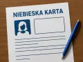 Niebieska karta z ikoną kobiety i polami do wypełnienia. Dokument ten może być kluczowy w ustalaniu konsekwencji dla sprawcy przemocy.