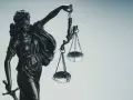 Temida z wagą i mieczem, symbol sprawiedliwości. Może posłużyć jako wzór prośby o ułaskawienie bezpośrednio do prezydenta.