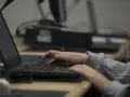 Dłonie piszą na klawiaturze, zbierając dowody na nękanie.