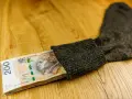 Stos banknotów 200 zł ukryty w ciemnej skarpecie. Czy to sposób na wykupienie się od wyroku?