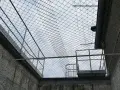 Siatka zabezpieczająca nad głową, metalowe platformy i betonowe ściany. Czy to tylko chwilowa wokanda przerwa w karze?