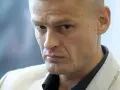Tomasz Komenda zamyślony, w jasnej marynarce. Jego sprawa budzi emocje.