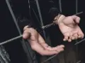 Ręce w kajdankach za kratami. Historia o tym, kiedy policja ściga za alimenty, kończy się zatrzymaniem.