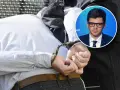 Mężczyzna w kajdankach, którego aresztowano, może trafić do więzienia. W tle wizerunek polityka.