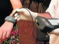 Dozór elektroniczny: opaska na ręce i urządzenie do jej obsługi. Przepustka do wolności?