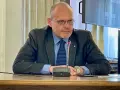Mężczyzna w garniturze przy mikrofonie Philips. Dyskutuje, ile czasu ma prokurator na rozpatrzenie wniosku o widzenie.