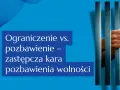 Dłonie zaciskające kraty więzienne symbolizują zamianę kary ograniczenia wolności na pozbawienie wolności.