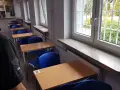 Puste ławki i krzesła w sali widzeń. Zastanawiasz się, co można zabrać na widzenie do aresztu?