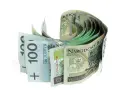 Stos polskich banknotów 100 zł, ułożonych w łuk. Czy to nawiązka, co to za kwota?