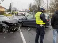 Policjant spisuje notatki po wypadku drogowym. Uszkodzone samochody, art. 177 kk.