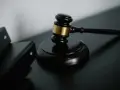 Młotek sędziowski i akta, symbol sprawiedliwości i porządku prawnego, nawiązujące do art. 339 kpk.