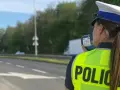 Policjantka w kamizelce odblaskowej mierzy prędkość pojazdów. Uważaj na tryb przyspieszony na drodze!