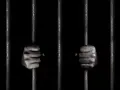 Dwie dłonie zaciskają się na zimnych prętach więziennych. Czy to jego pierwszy raz, czy już recydywista penitencjarny?