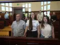 W sali sądowej, za szybą, stoi mężczyzna i dwie kobiety. Na koszulce jednej z nich napis: "Nie miałam! Nie miałam! Nie miałam!". Tak wygląda sprawa w sądzie dla nieletnich.