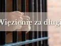 Dłonie zaciskają się na kratach więziennych. Czy komornik może doprowadzić do pobytu w zakładzie karnym za długi?