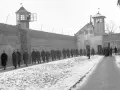 Więźniowie w mroźny dzień na dziedzińcu jednego z najcięższych więzień w Polsce. Strażnicy obserwują z wieżyczek.