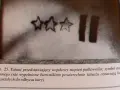 Trzy gwiazdy i dwie pionowe kreski – tatuaże więzienne, symbolizujące stopień wojskowy i czas pozostały do odbycia kary.