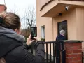Kobieta nagrywa telefonem sytuację przed domem, zastanawiając się, czy nagranie z telefonu może być dowodem w sprawie karnej.