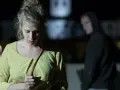 Mroczna noc, dziewczyna czuje niepokój, bo wie, że trwa śledzenie kogoś. Z tyłu, w cieniu, czai się postać w kapturze.