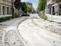 Remont torowiska w centrum miasta, utrudnienia w ruchu. Może to przypominać widoki z zakładu karnego Włocławek widzenia, gdzie też panuje tymczasowy chaos.