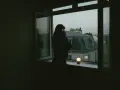 Sylwetka kobiety przy oknie, patrząca na paryskie dachy. Jak się dowiedzieć gdzie jest osadzony? Może to wskazówka w rozmowie?