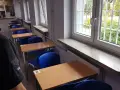 Wniosek o widzenia w areszcie śledczym Białołęka. Puste ławki i krzesła czekają na petentów.