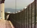 Wieża strażnicza i ogrodzenie z drutu kolczastego, typowe dla najcięższych więzień w stanach.