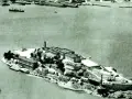 Alcatraz, niegdyś najgorsze więzienie na świecie, samotna wyspa otoczona zimnymi wodami.