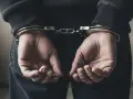 Dłonie w kajdankach, z tyłu. Czy policja informuje o zatrzymaniu rodzinę?