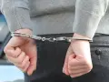 Ręce w kajdankach, zaciśnięte pięści. Koniec historii o rozboju kk.