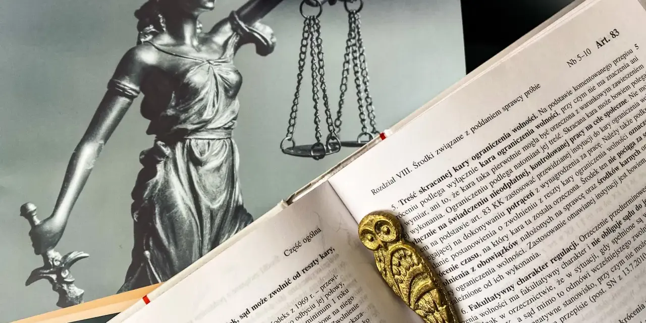 Miesiąc pozbawienia wolności ile to dni? Statua Temidy i kodeks karny przypominają o tym, że kara może być skrócona.