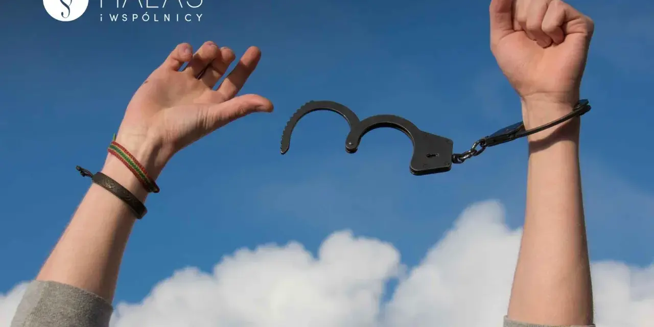 Ręce uwolnione z kajdanek symbolizują nadzieję na warunkowe zawieszenie wykonania kary po nowelizacji.