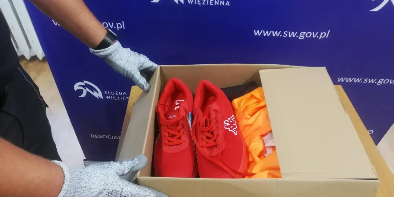 Rękawiczki przygotowują paczkę z czerwonymi butami i pomarańczową odzieżą. To wzór talonów dla osadzonych.