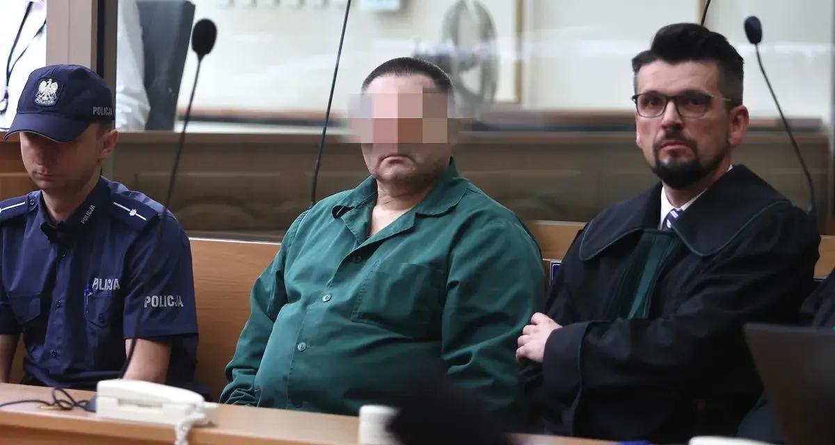Oskarżony w zielonej koszuli, policjant i prawnik w togach. Czy rozprawa może się odbyć bez oskarżonego?