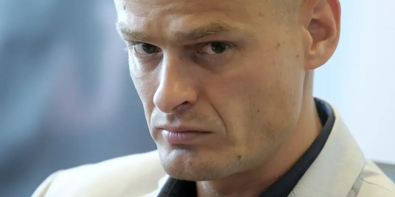 Tomasz Komenda zamyślony, w jasnej marynarce. Jego sprawa budzi emocje.