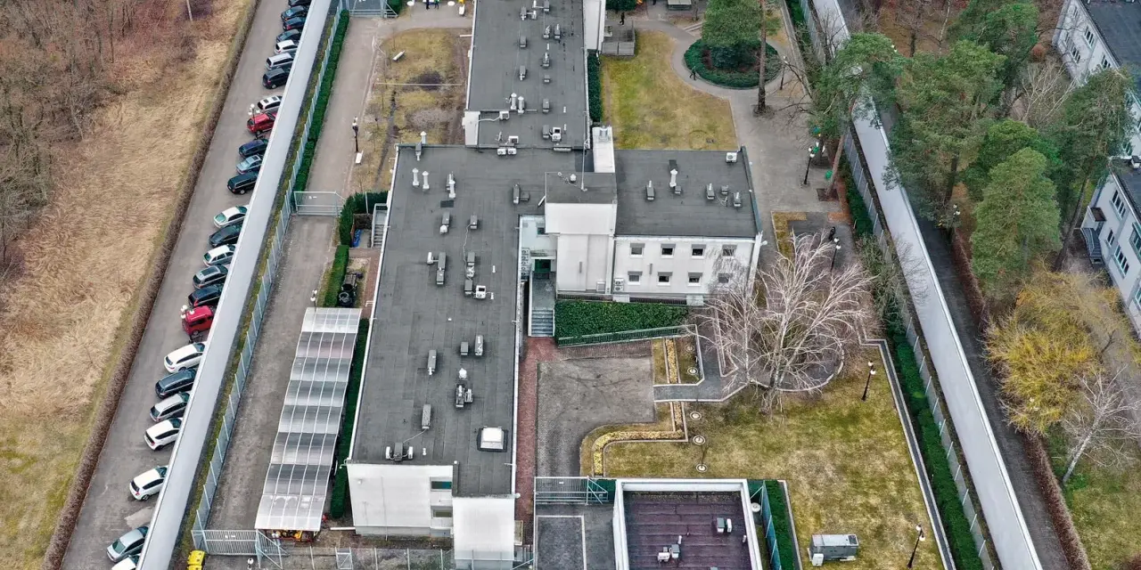 Teren ośrodka w Gostyninie, gdzie przebywał Mariusz Trynkiewicz. Widok z lotu ptaka na budynki, parking i otoczenie.