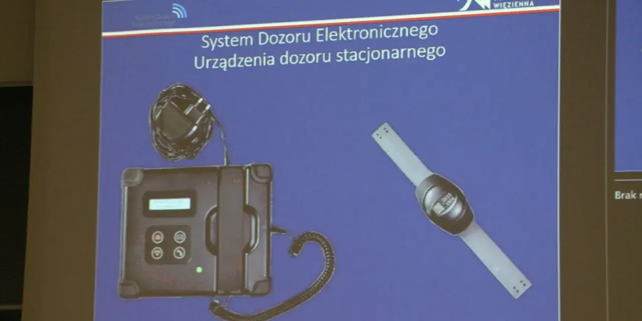 System dozoru elektronicznego, urządzenie stacjonarne i opaska. Może być używane do wynajmu mieszkania z dozorem.