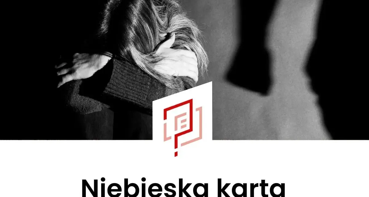 Ciemna sylwetka osoby pochylonej, w cieniu stoi druga postać. Pod spodem napis "Niebieska karta".