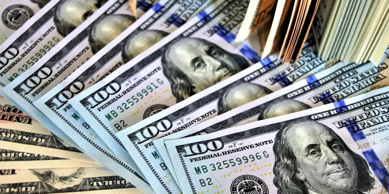 Stos banknotów 100-dolarowych, symbolizujących zabezpieczenie majątkowe w postępowaniu karnym.