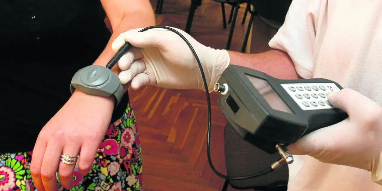 Dozór elektroniczny: opaska na ręce i urządzenie do jej obsługi. Przepustka do wolności?
