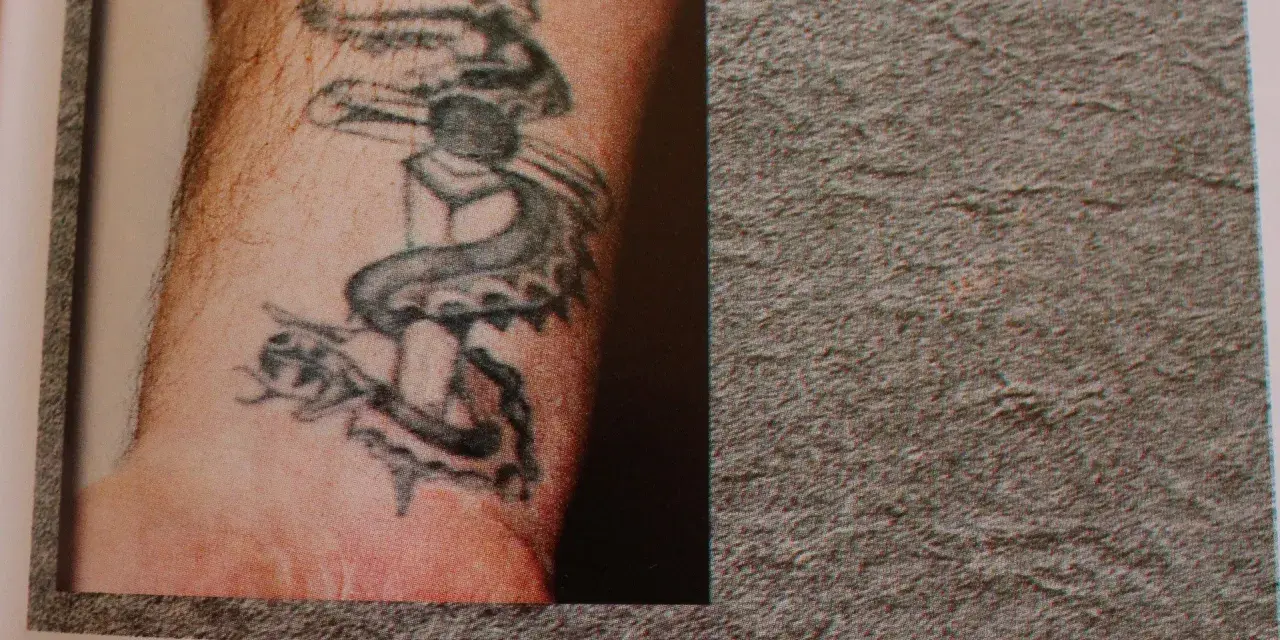 Tatuaże grypsujących: wąż z koroną na głowie, symbol zemsty.