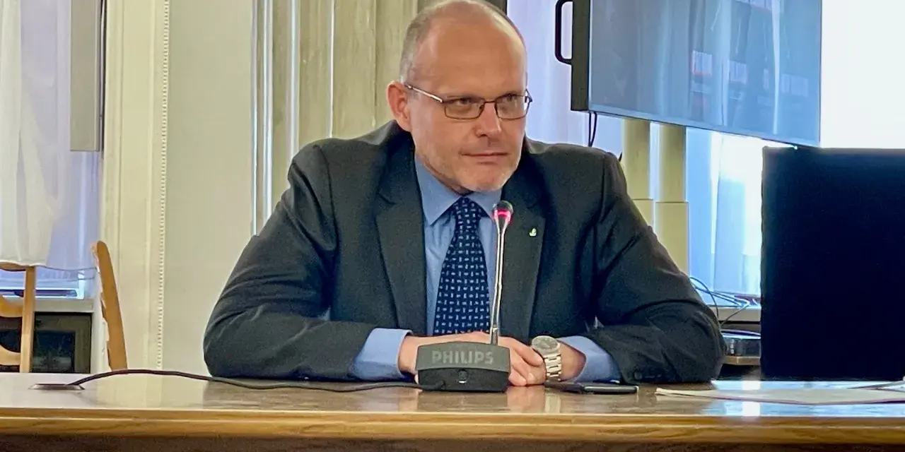 Mężczyzna w garniturze przy mikrofonie Philips. Dyskutuje, ile czasu ma prokurator na rozpatrzenie wniosku o widzenie.