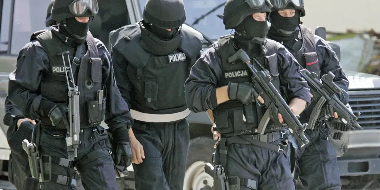 Czterech policjantów w pełnym rynsztunku, z bronią, gotowych do akcji. Ilu jest świadków koronnych w Polsce? To pytanie pozostaje bez odpowiedzi, ale ci funkcjonariusze są gotowi do ochrony.