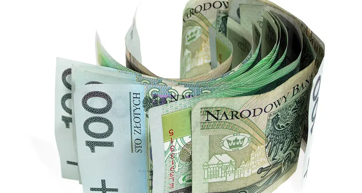 Stos polskich banknotów 100 zł, ułożonych w łuk. Czy to nawiązka, co to za kwota?