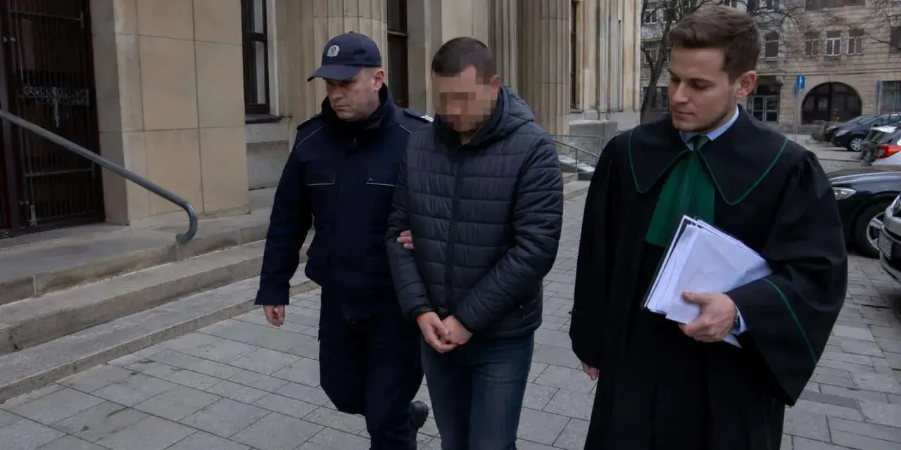 Policjant eskortuje podejrzanego przed budynkiem sądu. Ile jest więzień w Polsce? To pytanie nurtuje wielu.