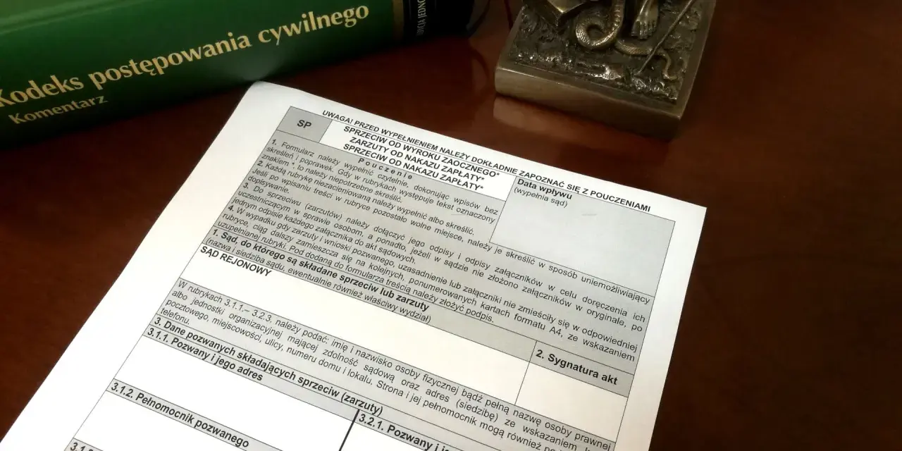 Dokument z pouczeniami do wypełnienia sprzeciwu od wyroku zaocznego lub nakazu zapłaty, obok zielonej księgi "Kodeks postępowania cywilnego".