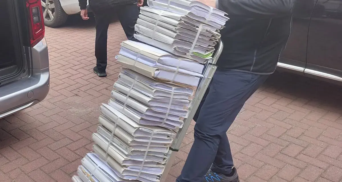 Ogromna sterta akt, które mogą wpłynąć na to, czy sąd może odrzucić akt oskarżenia.