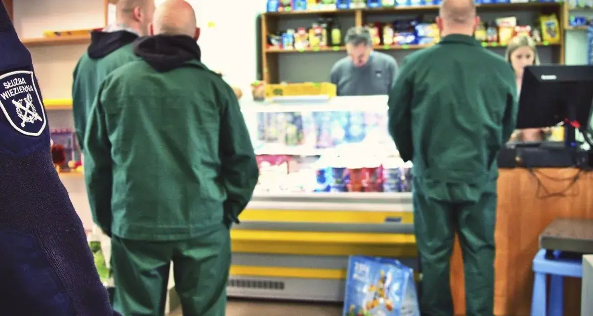 Strażnicy więzienni w zielonych uniformach robią zakupy w więziennej kantynie.